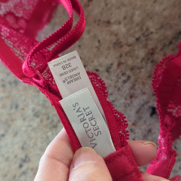 LIKE NEW Victoria's Secret Lace Bra - Picture 6 of 6